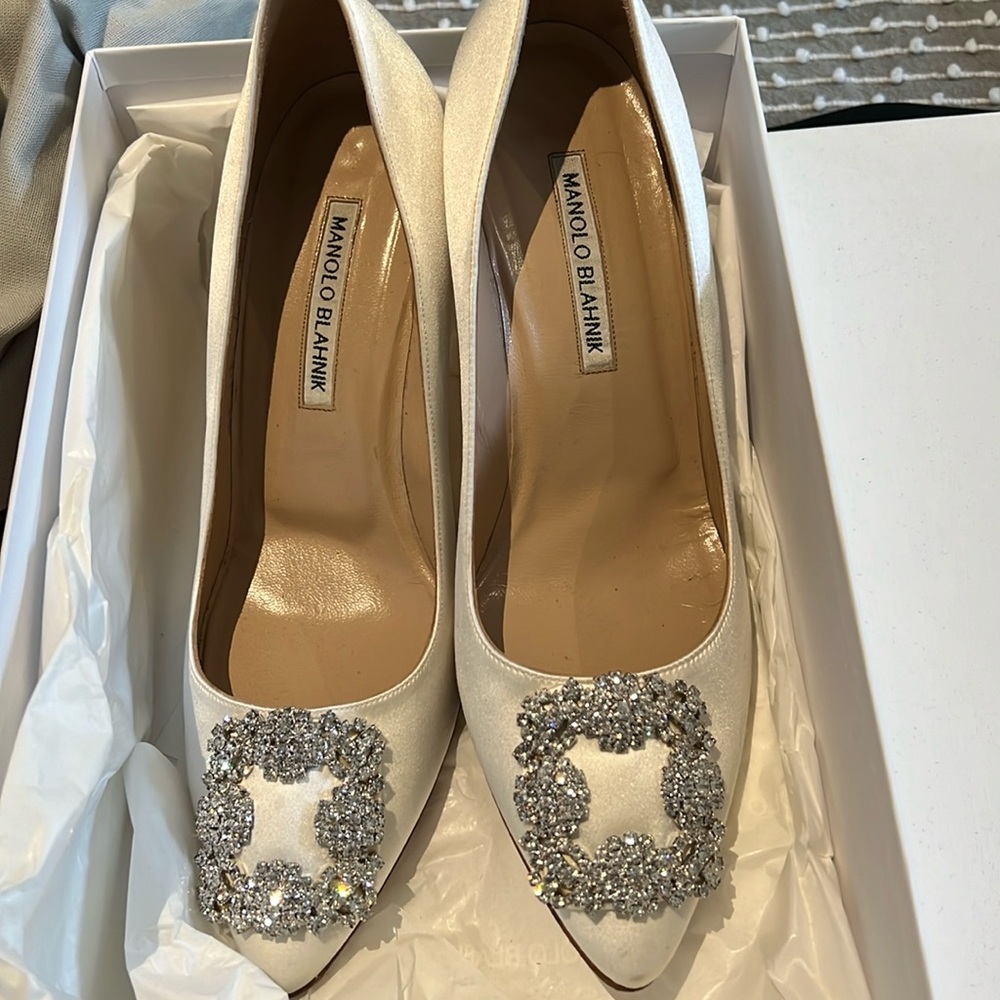 Manolo Blahnik White Satin Hangisi size 38.5